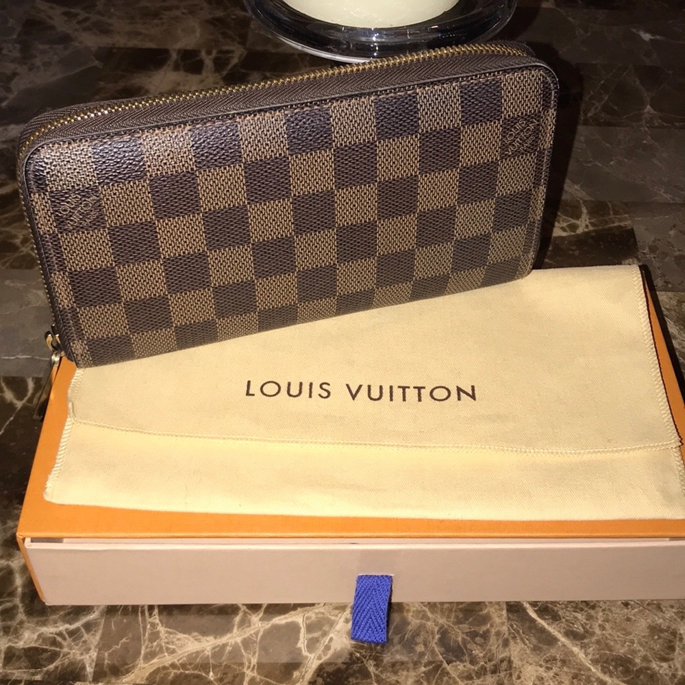 Authentic Louis Vuitton Damier Ebene Zippy.